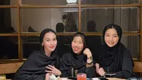 Ayu Ting-Ting, Hesti Purwandinata, dan Kiky Saputri adakan bukber jelang akhir Ramadan dengan busana yang kompak Ketiganya ala trio perempuan Dubai dengan busana serba hitam yang santun [@ayutingting92]