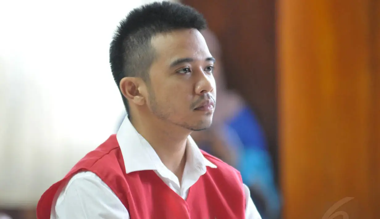 Roby Geisha yang ditangkap polisi pada 7 Oktober 2013 mendapat vonis satu tahun penjara dipotong masa tahanan sekitar enam bulan. (Liputan6.com/Panji Diksana)
