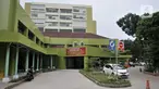 Suasana di depan Gedung IGD RSUD Kota Depok, Jawa Barat, Rabu (6/5/2020). Wali Kota Depok Mohammad Idris menetapkan RSUD Kota Depok sebagai rumah sakit khusus penanganan Covid-19 sejak Senin (4/5) kemarin seiring terus meningkatnya laju penularan Covid-19 di Depok. (merdeka.com/Iqbal S. Nugroho)