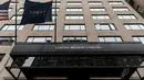Suasana Hotel Loews Regency, di mana  FBI menggeledah kantor  pengacara pribadi Presiden AS Donald Trump, Michael Cohen di Manhattan, New York City, Senin (9/4). FBI menyita beberapa dokumen terkait bintang porno Stormy Daniels. (Drew Angerer/AFP)