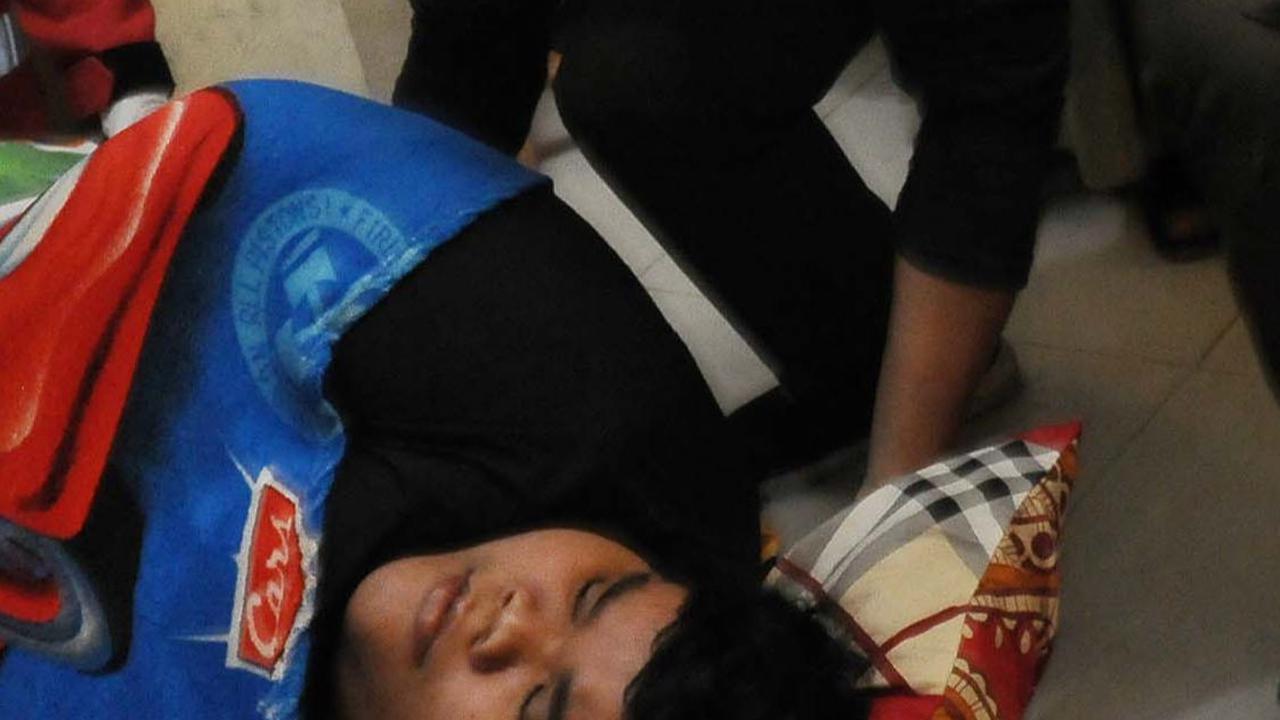 Evakuasi pemuda berusia 19 tahun itu berlangsung dramatis. Tubuh Ahmad seberat 230 kilogram itu akan dibawa petugas ke rumah sakit untuk menjalani proses pemeriksaan.