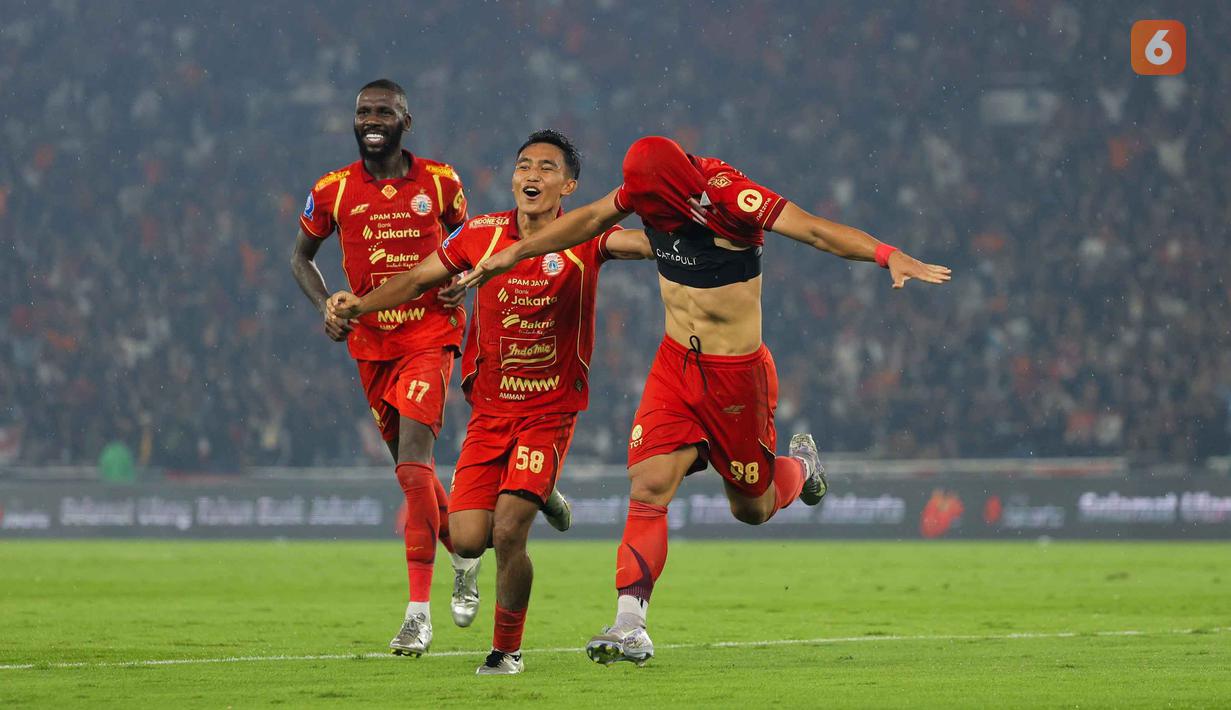 Kemenangan ini membuat Persija kembali meramaikan persaingan gelar BRI Super League 2025/2026. Macan Kemayoran kini berada di posisi tiga klasemen dengan 54 poin. Tampak dalam foto, pemain Persija merayakan gol yang dicetak Emaxwell Souza De Lima (kanan) saat melawan Persebaya pada pertandingan pekan ke-27 BRI Super League 2025/2026 di Stadion Utama Gelora Bung Karno (SUGBK), Jakarta, Sabtu (11/4/2026). (Bola.com/Bagaskara Lazuardi)