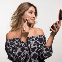 Tips sederhana untuk menyembunyikan high cheekbone menggunakan makeup. (Foto: Freepik/azerbaijan_stockers)