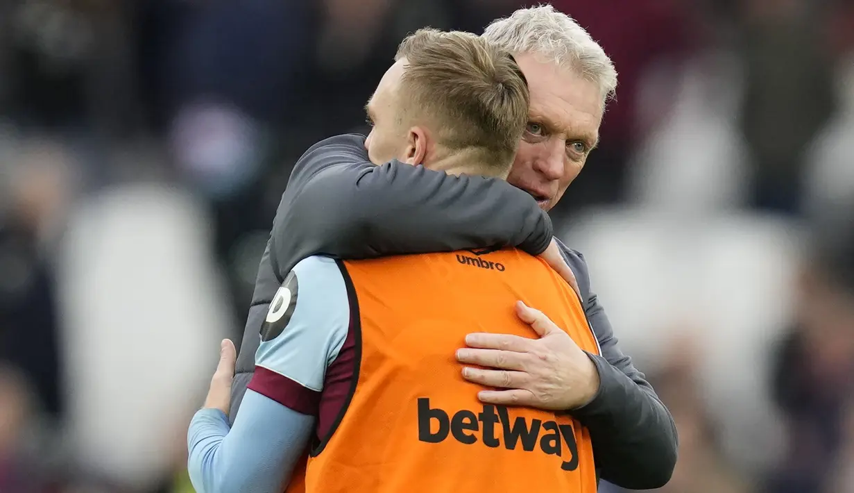 Selebrasi kemenangan pelatih West Ham United bersama Jarrod Bowen setelah berakhirnya laga pekan ke-18 Liga Inggris 2023/2024 menghadapi Manchester United di London Stadium, London, Sabtu (23/12/2023). (AP Photo/Kirsty Wigglesworth)