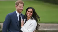 Pangeran Harry dan aktris AS, Meghan Markle berpose untuk media saat mengumumkan pertunangan mereka di Kensington Palace, London, Senin (27/11). Pangeran Harry dan Meghan Markle akan menikah pada musim semi 2018 mendatang. (DANIEL LEAL-OLIVAS/AFP)