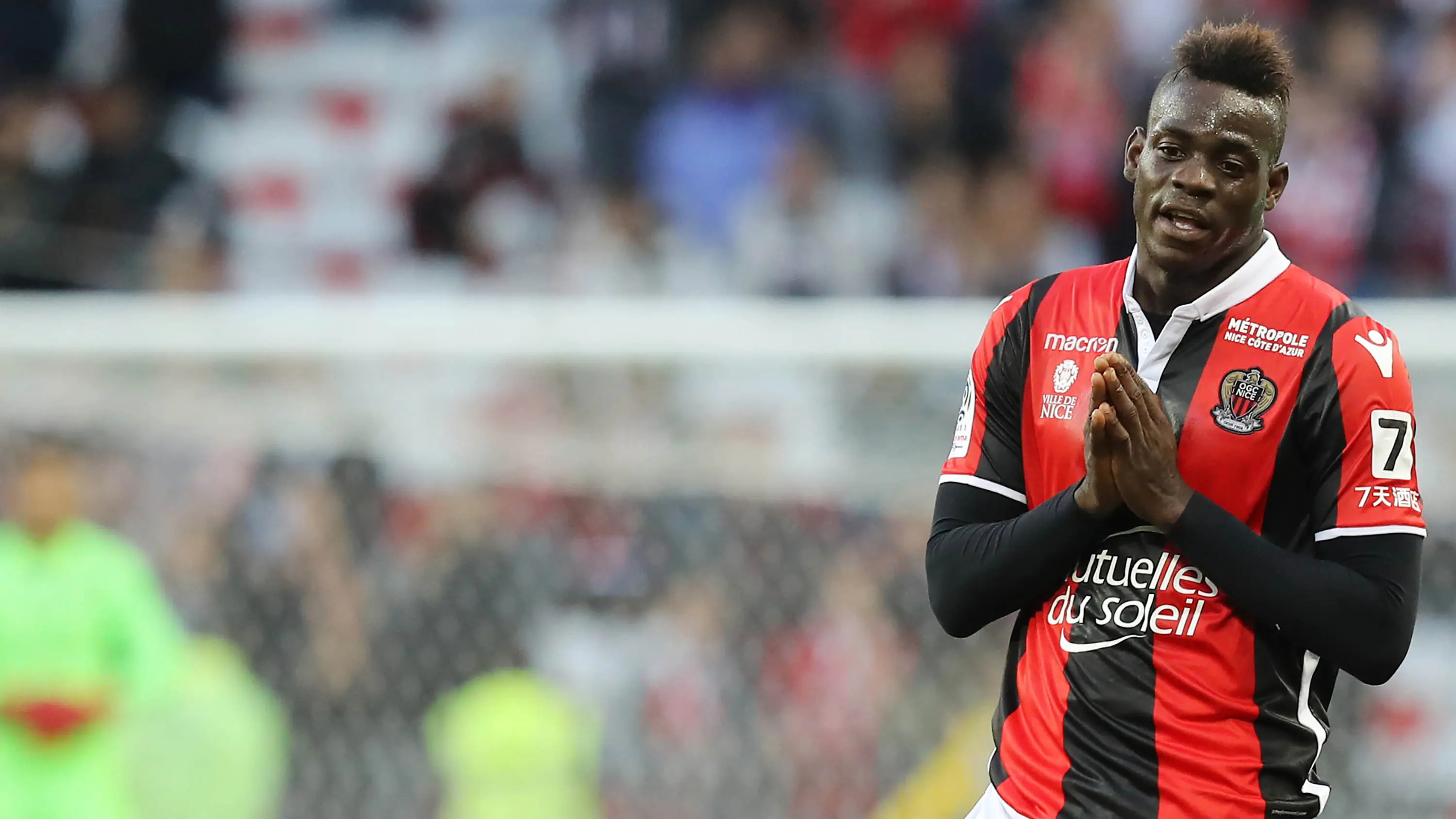 Balotelli pernah mendapat perlakuan rasis saat membela AC Milan (AFP/Valery Hache)