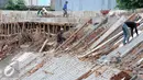 Pekerja menyelesaikan pemasangan turab di kawasan Kampung Melayu, Jakarta, Jumat (27/5) Pemasangan turab tersebut dilakukan untuk menormalisasikan Kali Ciliwung dan mengantisipasi banjir. (Liputan6.com/Helmi Afandi)