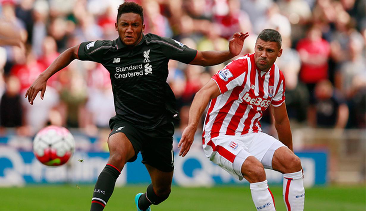 Pemain Liverpool, Joe Gomez melewati hadangan pemain Stoke, Jonathan Walters pada laga Liga Premier Inggris di Britannia Stadium, Inggris, Minggu (9/8/2015). Stoke kalah 0-1 dari Liverpool. (Action Images via Reuters/Jason Cairnduff) 