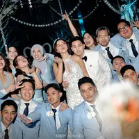 Kali ini, ia tampil sebagai modern bride yang glamor dan bersinar, seolah melangkah langsung dari sebuah adegan film fantasi.  [@thepotomoto].