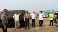 Menteri PUPR, Basuki Hadimuljono meninjau proyek tol Trans Jawa di ruas Pejagang-Semarang. (Foto: Liputan6.com/Polres Pemalang/Muhamad Ridlo)