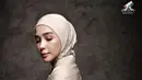 Hamidah Rachmayanti begitu cantik berbalut hijab bernuansa nude. Aksen bunga dan sentuhan warna hijau memperindah tampilan scarf. [Foto: Instagram.com/ayudyahandari]