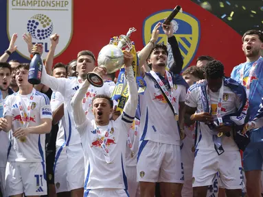 Para pemain Leeds United, termasuk Pascal Struijk (ketiga kanan) merayakan gelar juara Championship 2024/2025 setelah mengalahkan Plymouth Argyle di Home Park, Plymouth, Inggris, Sabtu (03/05/2025) waktu setempat. (AP Photo/PA/Steven Paston)