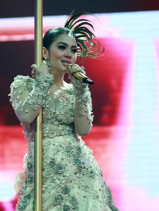 Syahrini merupakan salah satu selebriti tanah air yang lekat dengan penampilan glamor. Dalam kesempatan apapun penyanyi asal Bogor ini selalu memperhatikan penampilannya. (Deki Prayoga/Bintang.com)