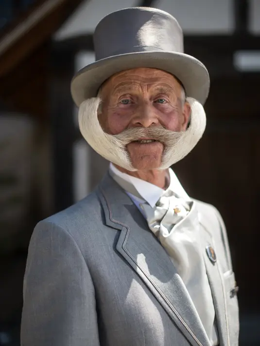 Salah satu peserta memperlihatkan janggut miliknya yang dimodifikasi unik sebelum mengikuti kompetisi janggut dan kumis di Ecomusee d'Alsace, Ungersheim, Prancis, 30 Maret 2017. (AFP PHOTO/SEBASTIEN BOZON)