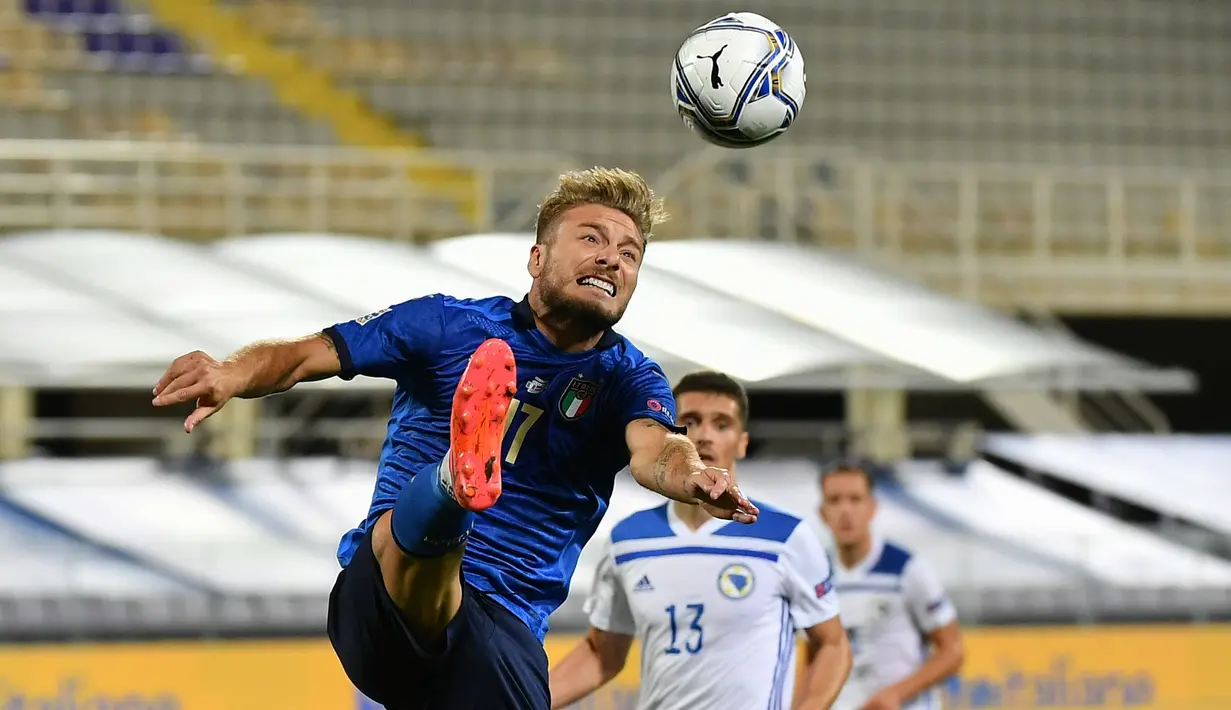 Penyerang Italia, Ciro Immobile, berusaha mengontrol bola saat menghadapi Bosnia pada laga UEFA Nations League di  Artemio Franchi, Sabtu (5/9/2020) dini hari WIB. Italia bermain imbang 1-1 atas Bosnia. (AFP/Isabella Bonotto)