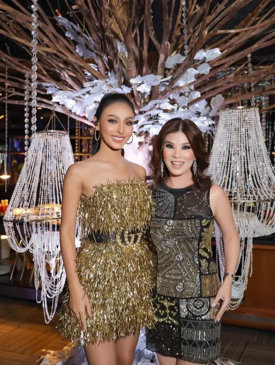 Ada juga Miss Grand Indonesia 2022 Andina Julie bergaya glamor pakai sparkly fringe strapless dress. [@ivan_gunawan].