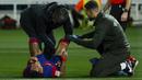 Striker Barcelona, Raphinha mendapat perawatan medis setelah mengalami cedera saat menghadapi Mallorca pada laga pekan ke-28 LaLiga 2023/2024 yang berlangsung di Olimpic Lluis Companys Stadium, Barcelona, Sabtu (9/3/2024) dini hari WIB. (AP Photo/Joan Monfort)
