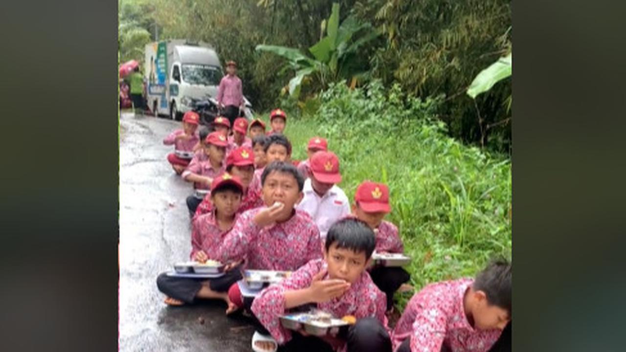 Anak-Anak Sekolah di Kampung Ini Begitu Asyik Makan Siang Gratis dari Program Presiden Prabowo