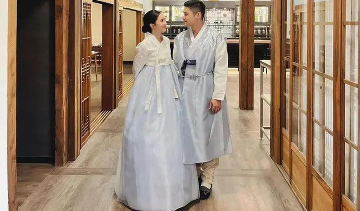 Hanbok yang dikenakan&nbsp; Beby Tsabina itu senada dengan calon suaminya Rizki Natakusumah yang juga mengenakan hanbok pria nuansa biru-putih yang sama.&nbsp;