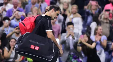 Petenis Roger Federer tertunduk saat berjalan keluar lapangan usai kalah dari Grigor Dimitrov pada perempat final turnamen tenis AS Terbuka 2019 di New York, Amerika Serikat, Selasa (3/9/2019). Dimitrov menang 3-6, 6-4, 6-3, 6-4, 6-2. (AP Photo/Charles Krupa)