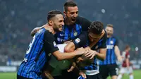 Pemain Inter Milan, Mauro Icardi bersama rekan setimnya merayakan gol ke gawang AC Milan pada pekan kedelapan Liga Italia di Stadion Giuseppe Meazza, Minggu (15/10). Gol Inter Milan diborong oleh Mauro Icardi, 3-2. (AP/Antonio Calanni)