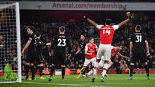 Pemain Arsenal,  Sokratis Papastathopoulos, merayakan golnya ke gawang Manchester United pada lanjutan Premier League di Stadion Emirates, Kamis (2/1/2020) dini hari WIB. (AFP/Ben Stansall)
