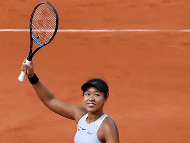 Petenis Jepang Naomi Osaka berselebrasi merayakan kemenangan pada putaran pertama turnamen tenis Prancis Terbuka usai melawan petenis Slovakia Anna Karolina Schmiedlova di stadion Roland Garros, Paris (28/5/2019). Naomi Osaka menang tiga set, 0-6, 7-6 (7-4), 6-1. (AP Photo/Christophe Ena)