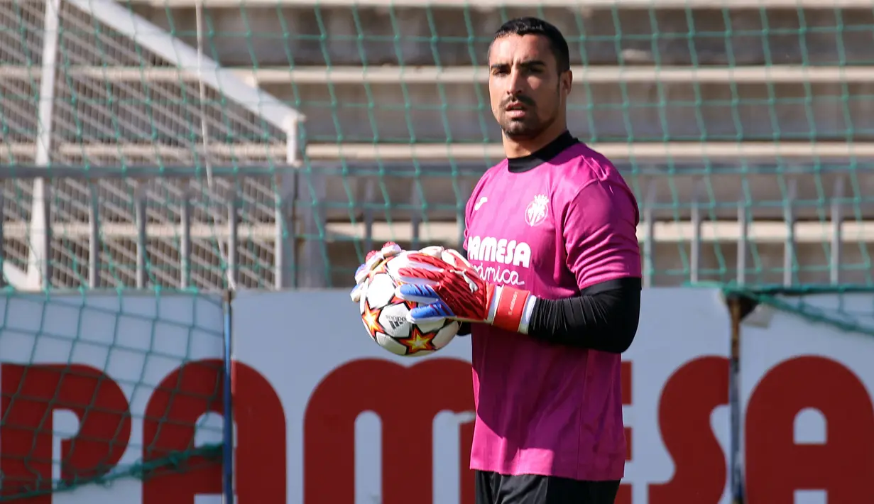 Kiper Villarreal Sergio Asenjo menghadiri sesi latihan di Ciudad Deportiva Villarreal di Vila-Real pada Selasa (28/9/2021). Villarreal akan bertandang ke markas Manchester United (MU) pada laga Grup F Liga Champions 2021/2022, Kamis dini hari WIB. (JOSE JORDAN/AFP)