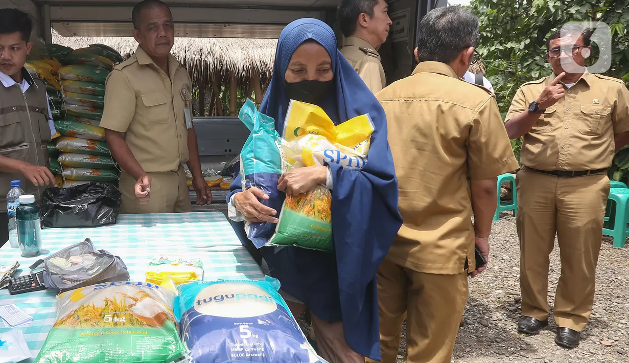 Penurunan terjadi setelah harga gabah kering panen (GKP) di tingkat petani atau di sisi hulu juga turun. (merdeka.com/Arie Basuki)