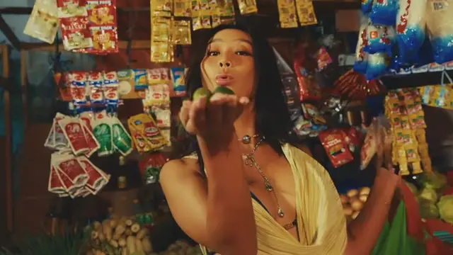 Hyolyn Penyanyi Korea Selatan yang Bergaya di Depan Toko Kelontong.[@xhyolynx]