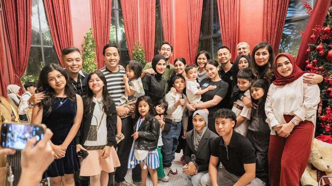 7 Potret Kemeriahan Ulang Tahun Mama Amy, Kejutan Manis dari Raffi Ahmad dan Keluarga Besar