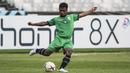 Pemain Timor Leste, Nataniel de Jesus, berusaha melepaskan tendangan saat latihan di SUGBK, Jakarta, Senin (12/11). Latihan ini persiapan jelang laga Piala AFF 2018 melawan Timnas Indonesia. (Bola.com/Vitalis Yogi Trisna)