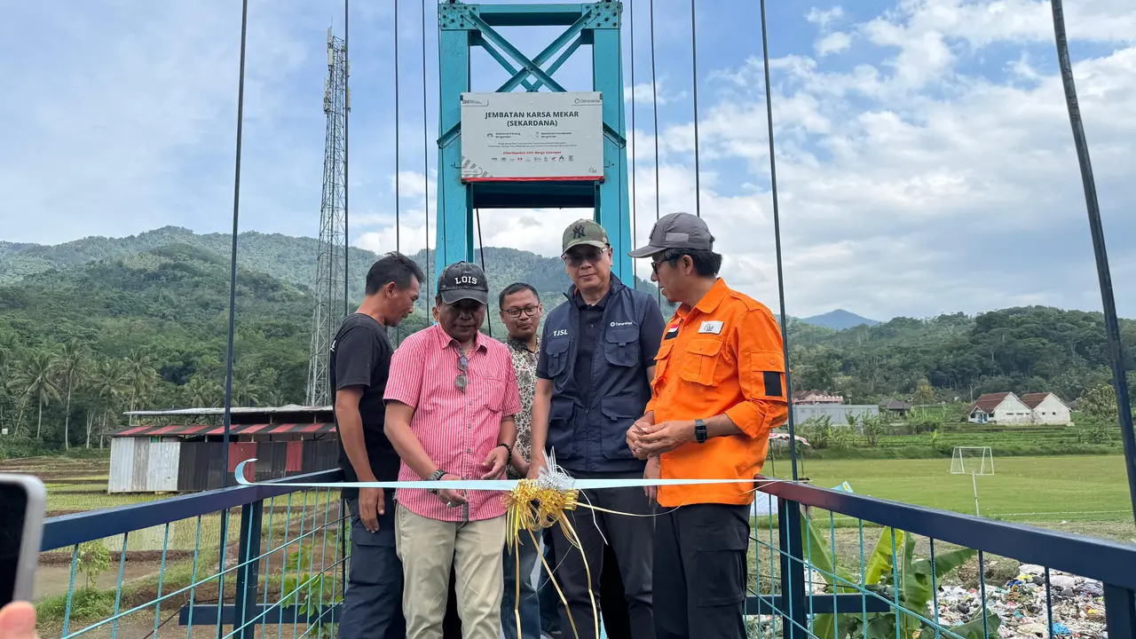 Danareksa merevitalisasi jembatan yang menyambungkan Desa Tanjungmekar, Kecamatan Jamanis dan Desa Medanglayang, Kecamatan Panumbangan Ciamis, di Tasikmalaya, Jawa Barat. (Dok Danareksa)