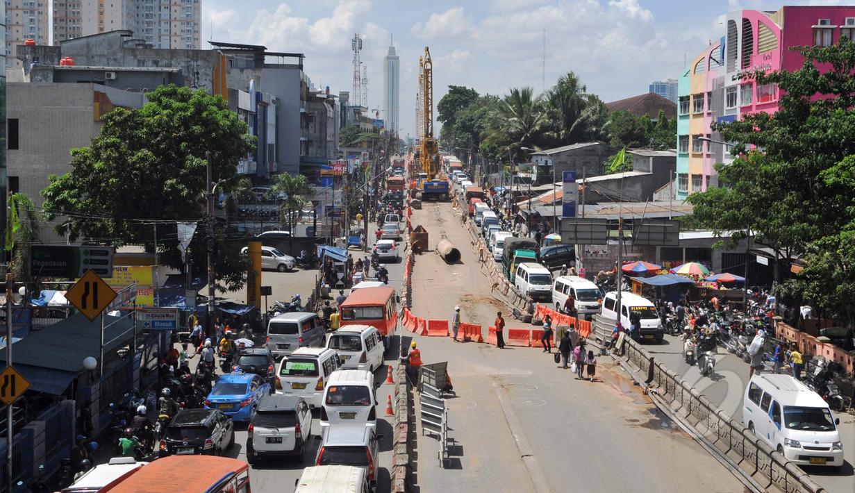 Sejumlah kendaraan mengalami kemacetan di Jalan Raya Cipulir, Jakarta, Kamis (30/4/2015). Pembangunan jalan layang terpanjang Tendean-Ciledug (9,3 kilometer) untuk transjakarta Koridor XIII berimbas pada kemacetan panjang . (Liputan6.com/Andrian M Tunay)