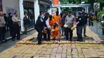 Petugas menunjukkan tersangka dan barang bukti narkoba jenis ganja saat rilis di Polda Metro, Jakarta, Senin (30/7). Sebanyak 1.434 kg ganja jaringan Aceh-Jakarta-Bogor diamankan petugas berikut 6 orang tersangka. (Merdeka.com/Arie Basuki)