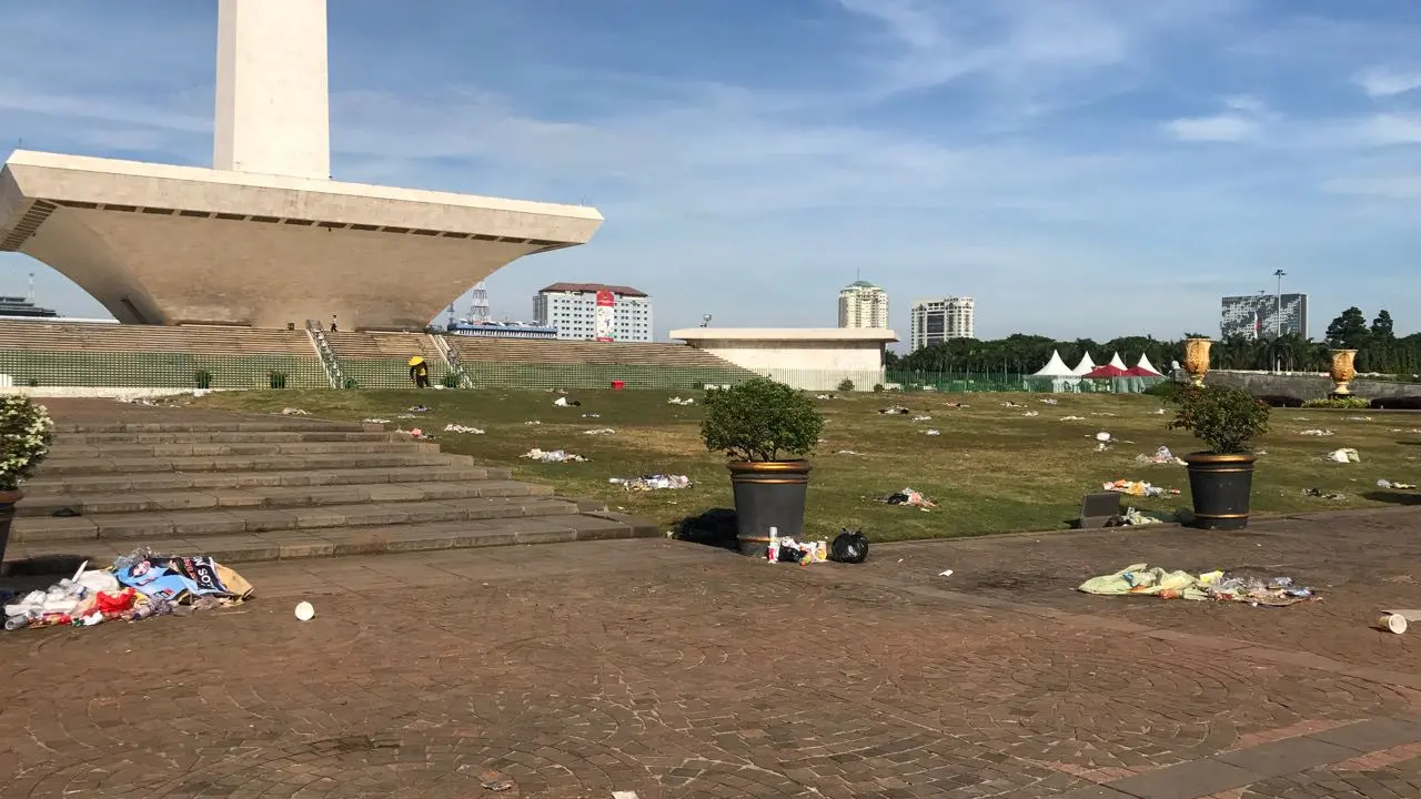Sampah Masih Berserakan di kawasan Monas selepas perayaan malam pergantian tahun 2018 (Liputan6.com/Yunizafira Putri)