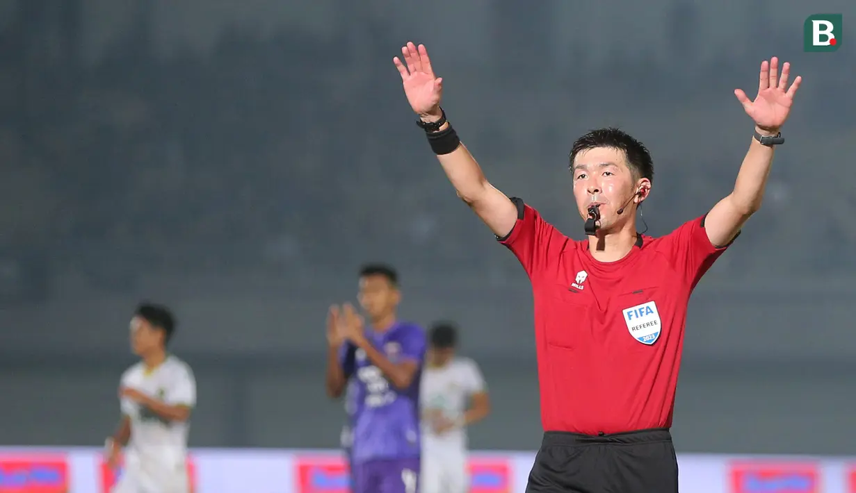 Wasit asal Jepang, Yusuke Araki, meniup peluit tanda pertandingan berkahir saat memimpin pertandingan antara Persita Tangerang Vs Persikabo 1973 pada laga pekan ke-22 BRI Liga 1 2023/2024 di Stadion di Indomilk Arena, Tangerang, Minggu (10/12/2023). Persita menang dengan skor 2-1. Mereka ditugaskan oleh PSSI untuk menjadi contoh bagi wasit-wasit lokal di BRI Liga 1. (Bola.com/M Iqbal Ichsan)