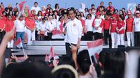 Presiden RI, Joko Widodo (tengah) menyapa peserta Harmoni Indonesia 2018 di Kompleks Gelora Bung Karno, Jakarta, Minggu (5/8). Lima buah lagu termasuk Indonesia Raya dinyanyikan bersama oleh peserta Harmoni Indonesia. (Liputan6.com/Helmi Fithriansyah)