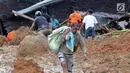 Warga korban longsor menyelamatkan barang-barang miliknya di Dusun Cimapag, Desa Sirnaresmi, Kecamatan Cisolok, Sukabumi, Selasa (1/1). Longsor menerjang satu dusun pada 31 Desember 2018 pukul 17.00 WIB. (merdeka.com/Arie Basuki)