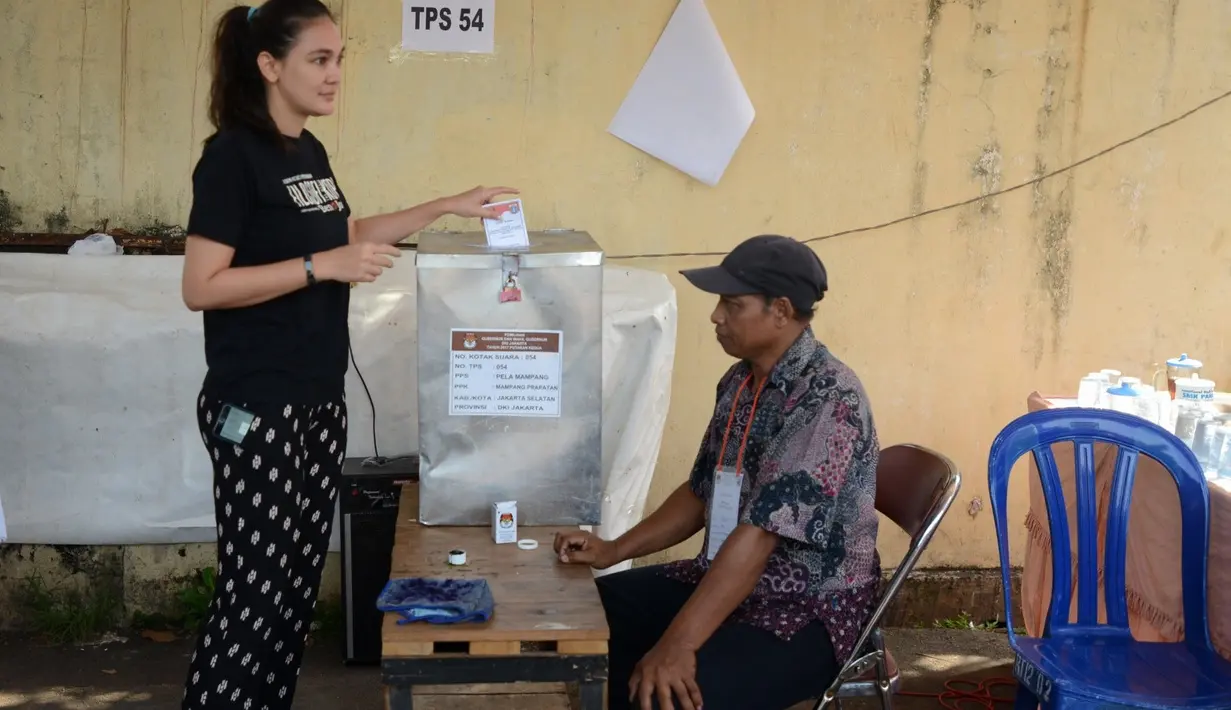 Sebagai warga DKI, ia tidak terlalu mempermasalahkan siapapun yang terpilih menjadi Guberdur DKI untuk lima tahun kedapan. Harapannya, adalah menjadi lebih baik kedepannya. (Adrian Putra/Bintang.com)