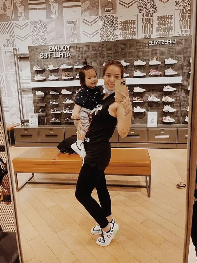 Sheila Marcia dan putranya.