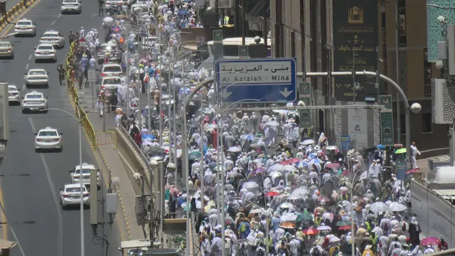 Suasana kepadatan jemaah di kawasan Masjidil Haram, Makkah jelang pelaksanaan puncak haji. Rangkaian puncak ibadah haji akan dimulai dengan Wukuf di Arafah pada 9 Zulhijjah 1444 H atau 27 Juni 2023. (FOTO: MCH PPIH ARAB SAUDI 2023)