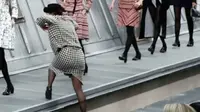 Marie S'Infiltre saat mencoba naik ke atas panggung runaway Chanel di Paris Fashion Week 2019. (dok. instagram.com/nytimesfashion/https://www.instagram.com/p/B3Ia439n3xz/Novi Thedora)