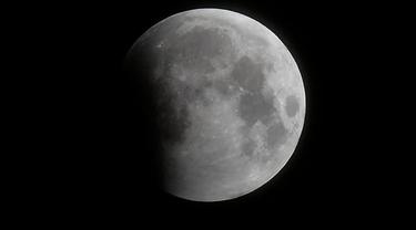 Perubahan gerhana dimulai dengan menutupi sebagian bulan seperti yang terlihat di Santa Monica, California, pada Rabu 26 Mei 2021.  (Frederic J Brown / AFP / Getty)