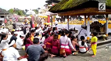 Status Awas Gunung Agung tidak mengurangi niat warga Bali beribadah di Pura Besakih. Sejak pagi mereka bersiap melakukan ibadah purnama.