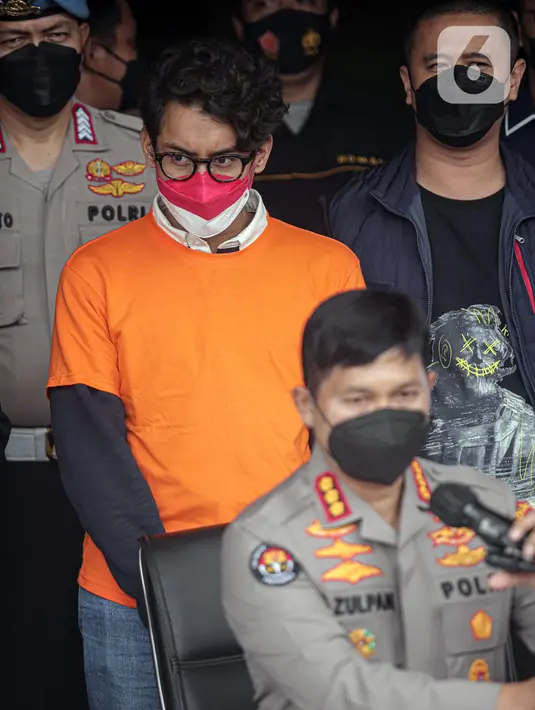 Musikus Ardhito Pramono (tengah) dihadirkan saat rilis kasus penyalahgunaan narkoba di Polres Jakarta Barat, Kamis (13/1/2022). Ardhito Pramono dipersangkakan dengan Pasal 127 ayat 1 Undang-Undang Nomor 35 Tahun 2009 tentang Narkotika.(Liputan6.com/Faizal Fanani)