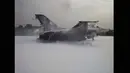 Sebuah pesawat F-16 milik TNI AU yang gagal take off dan terbakar di Lanud Halim Perdanakusuma, berhasil dipadamkan, Jakarta, Kamis (16/4/2015). (twitter.com/argahantu) 