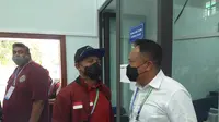 Mantan sprinter andalan Indonesia, Suryo Agung Wibowo, mendukung Lalu Muhammad Zohri dan kawan-kawan di SEA Games 2021 Vietnam. (NOC Indonesia)