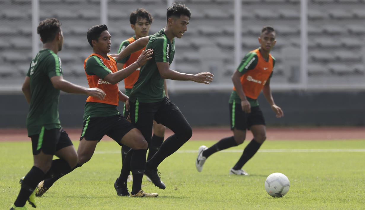 Pemain Timnas Indonesia U-22, Hanif Sjahbandi, menggiring bola saat latihan di Stadion Madya, Jakarta, Selasa (8/1). Latihan ini merupakan persiapan jelang Piala AFF U-22. (Bola.com/Vitalis Yogi Trisna)