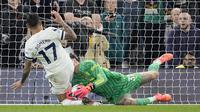 Kiper Manchester City, Ederson Moraes berhasil menangkap bola dari ancaman bek Tottenham Hotspur, Cristian Romero pada laga tunda pekan ke-34 Liga Inggris 2023/2024 di Tottenham Hotspur Stadium, London, Selasa (14/5/2024). (AP Photo/Kin Cheung)